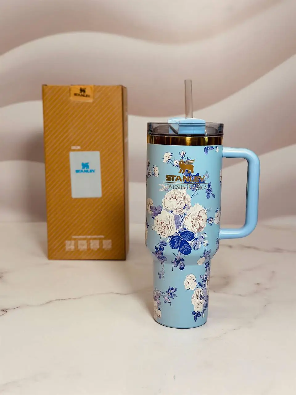ماگ دسته دار استنلی گلدار آبی ۱.۱۸ لیتر مدل Quencher Tumbler H2.0