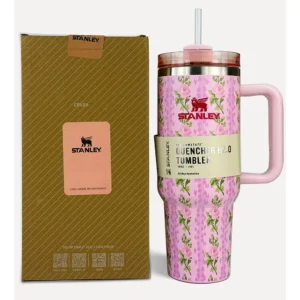 ماگ دسته‌ دار استنلی گلدار صورتی گل برجسته ۱.۱۸ لیتر مدل Quencher Tumbler H2.0